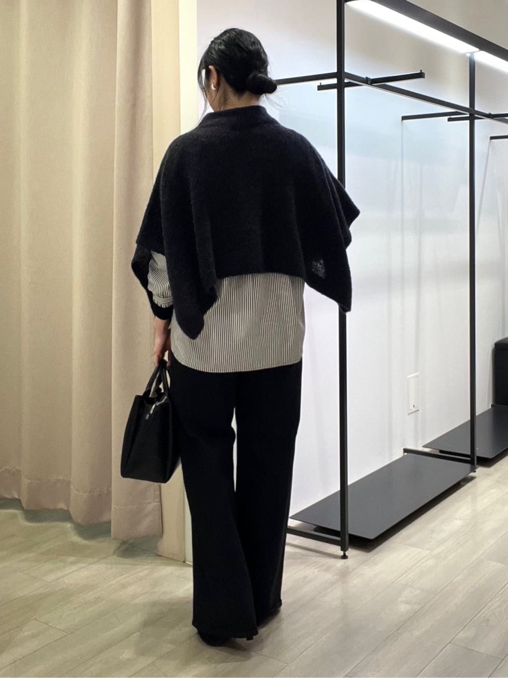 TOMOMIさんの「INDIVI｜【エアリー素材】ブークレケープポンチョ」を使ったコーディネート