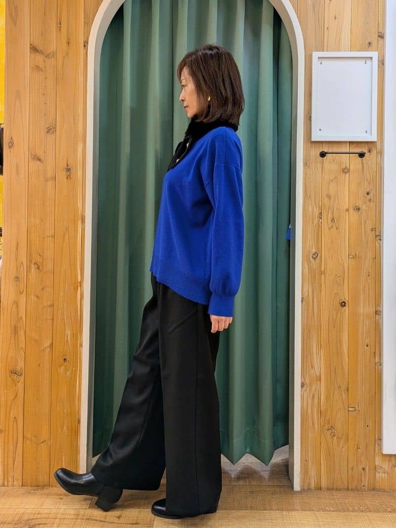 ショーコラさんの「SHOO･LA･RUE｜ファー&times;パール風付きニットティペット」を使ったコーディネート