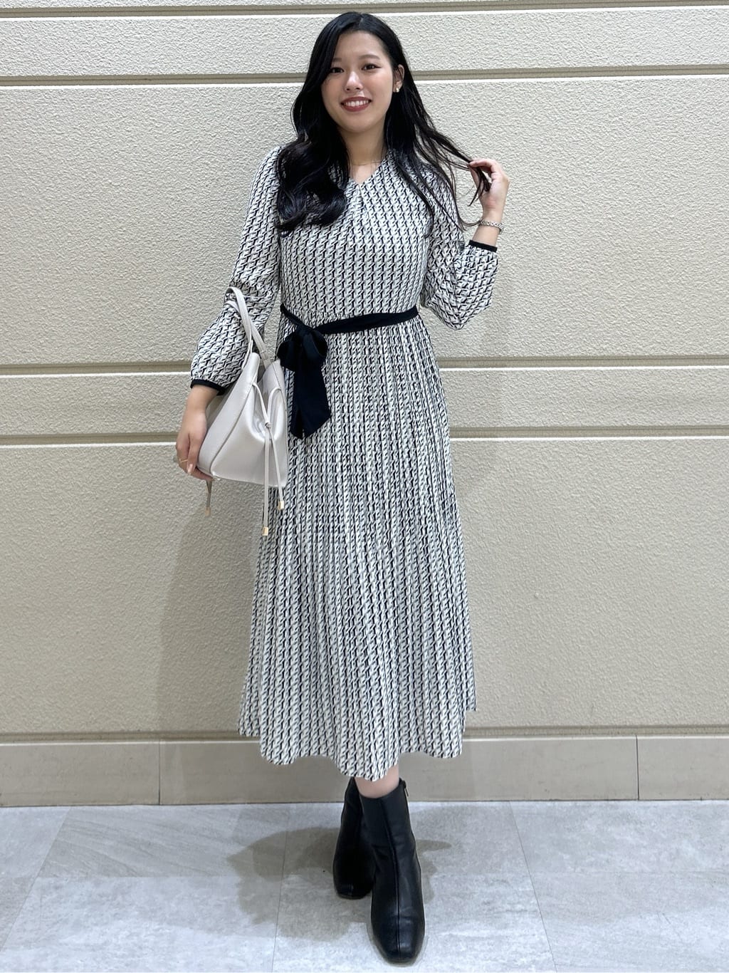 Momokaさんの「COUP DE CHANCE｜【リボン取り外し可】幾何柄プリーツワンピース」を使ったコーディネート
