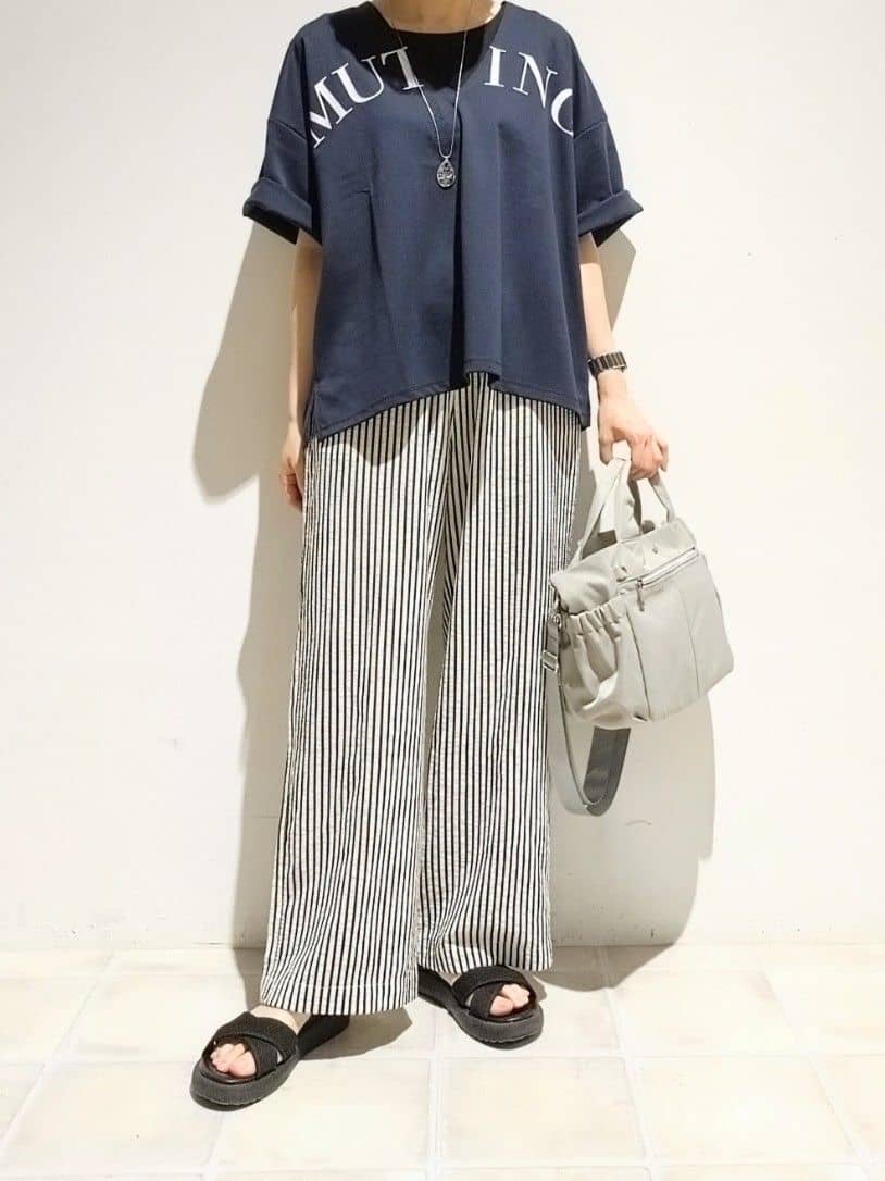 miomioさんの「SHOO･LA･RUE｜【洗える】Vネックですっきり見え ロゴトップス」を使ったコーディネート