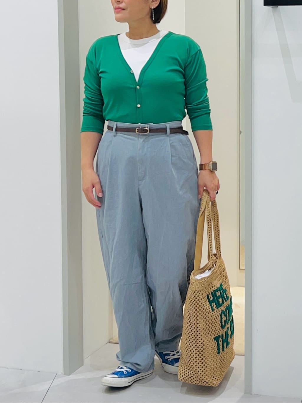 タナさんの「THE SHOP TK｜シアーフライスVカーデ」を使ったコーディネート