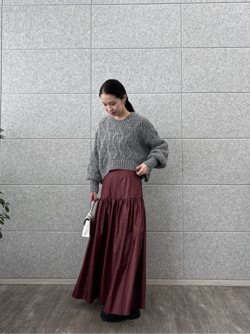 ひなさんの「INDIVI｜レザーライクマキシスカート」を使ったコーディネート