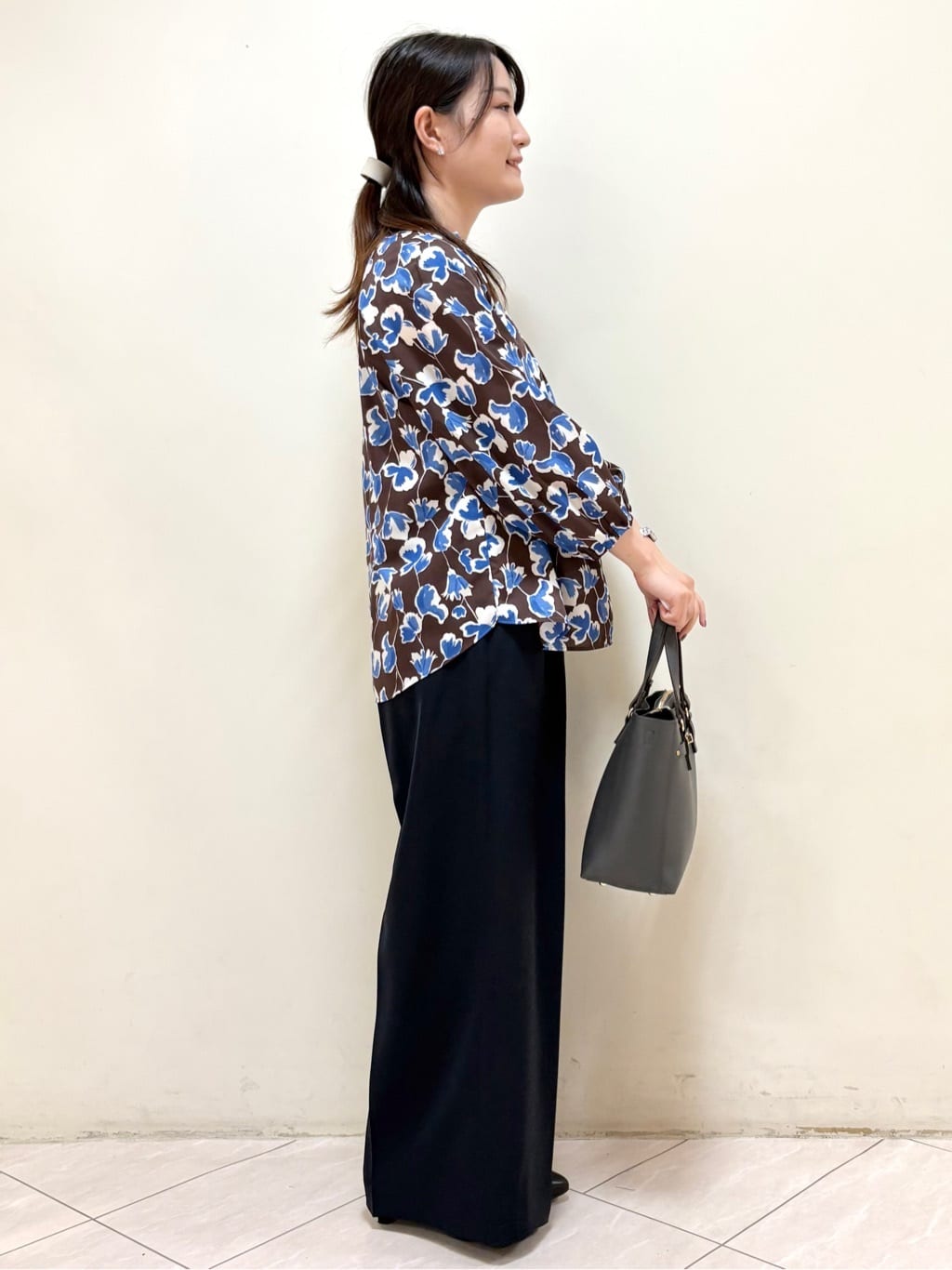 mikiさんの「Reflect｜【ジャケットのインナーにおすすめ◎】花柄タックデザインブブラウス」を使ったコーディネート