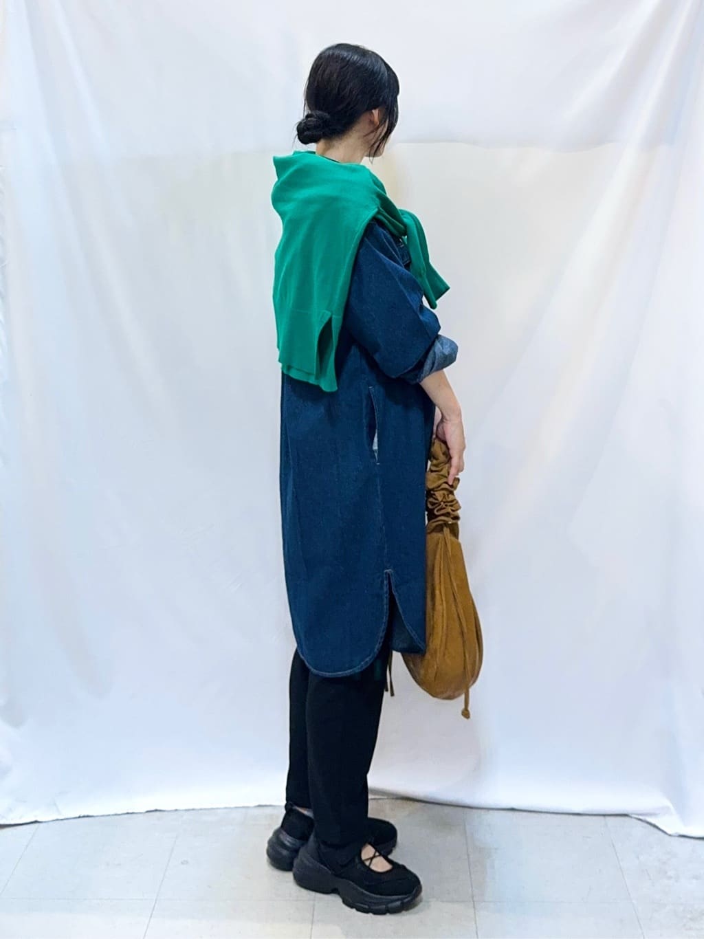 𝐇𝐢𝐫𝐨𝐦𝐢さんの「SHOO･LA･RUE｜【S-LL】インせず決まる 背中タック入り パフ袖トップス」を使ったコーディネート