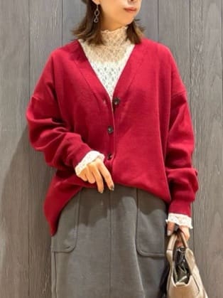 meiさんの「SHOO･LA･RUE｜【洗える/毛玉レス】表面がきれいなVネックカーディガン」を使ったコーディネート
