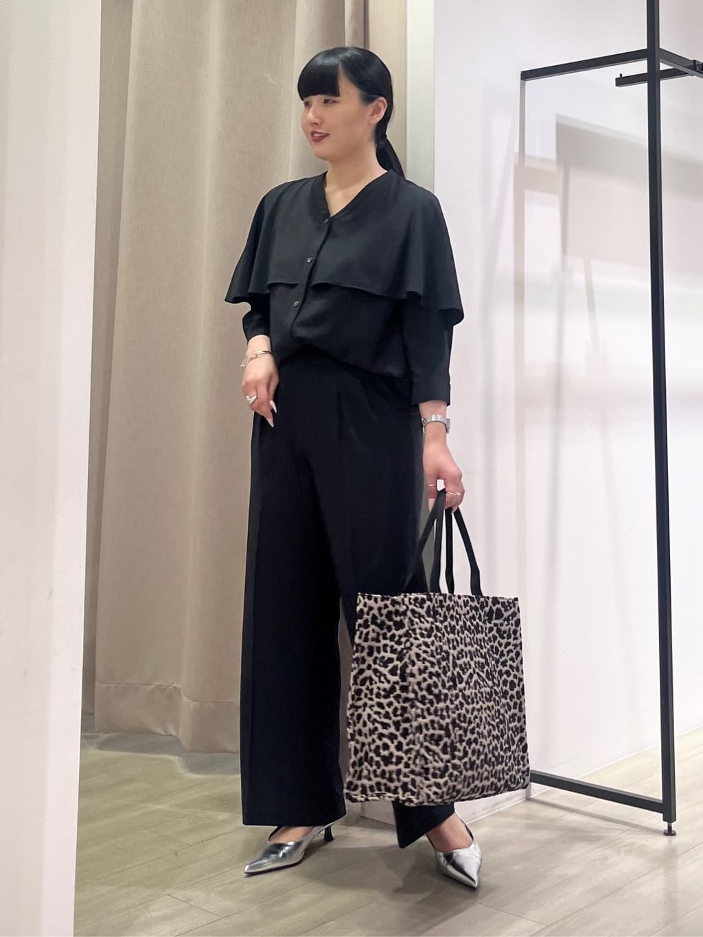hasuさんの「INDIVI｜【羽織りとしても活躍！】ケープカラーブラウス」を使ったコーディネート