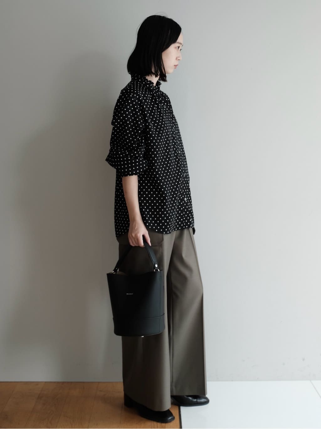 Kishimotoさんの「DRESSTERIOR｜シュリンクレザーバケットBAG」を使ったコーディネート
