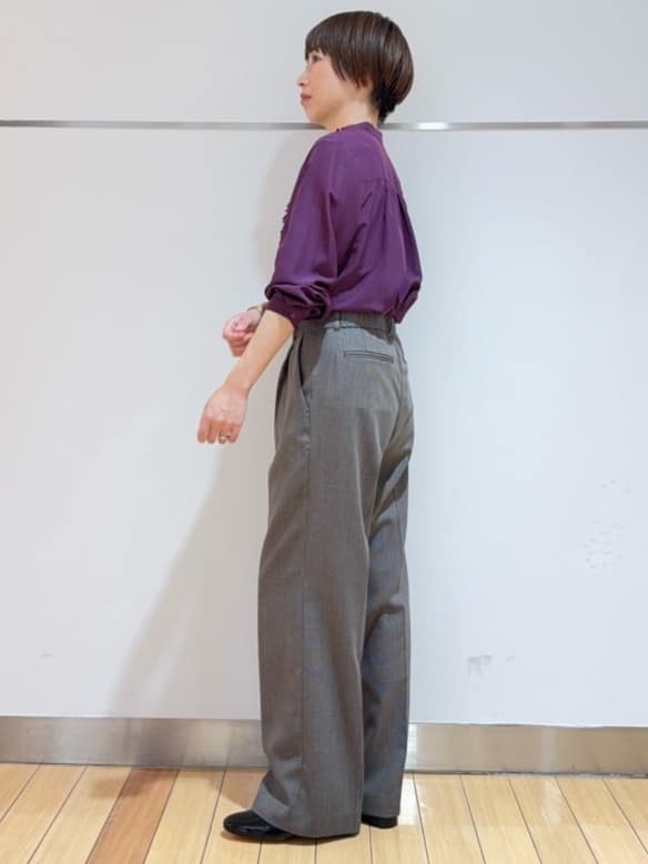 あやさんの「UNTITLED｜【1枚で着映え/オンオフ着回し】フリルサテンブラウス」を使ったコーディネート