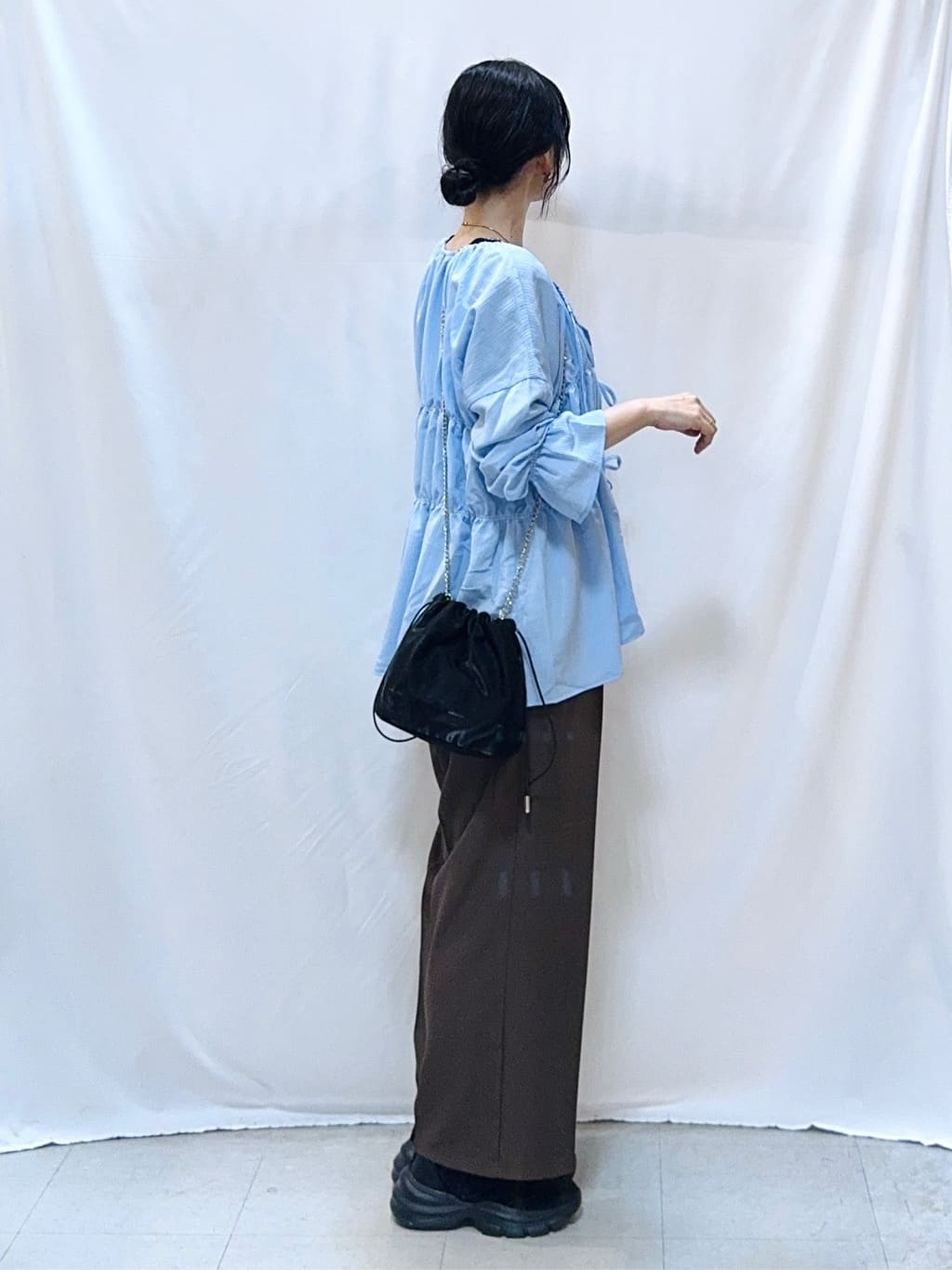 𝐇𝐢𝐫𝐨𝐦𝐢さんの「SHOO･LA･RUE｜シャーリングデザインブラウス」を使ったコーディネート