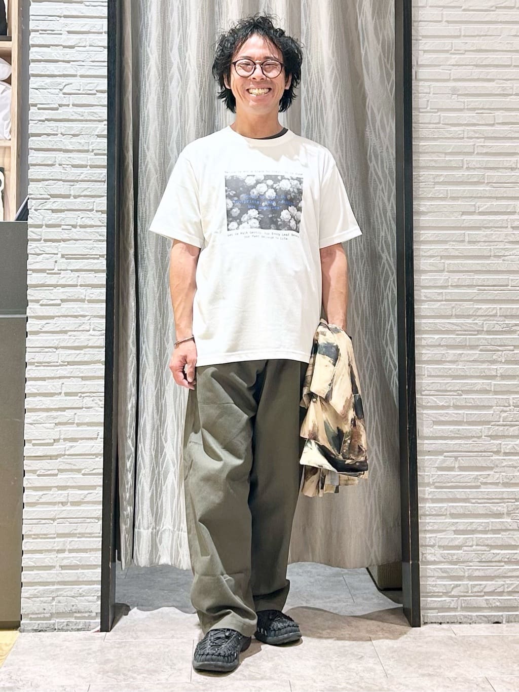 KENJI Iさんの「THE SHOP TK｜アートプリントメッシュ半袖シャツ　【洗濯機OK】」を使ったコーディネート