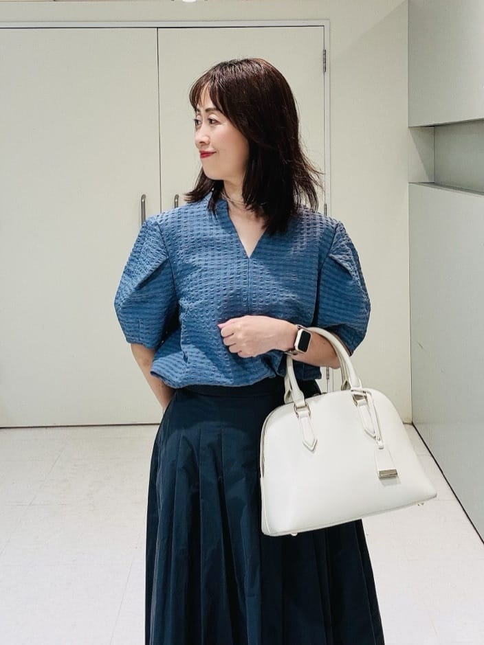 makiさんの「UNTITLED｜【吸水速乾/ストレッチ/Vネック】フォルムスリーブ ブラウス」を使ったコーディネート