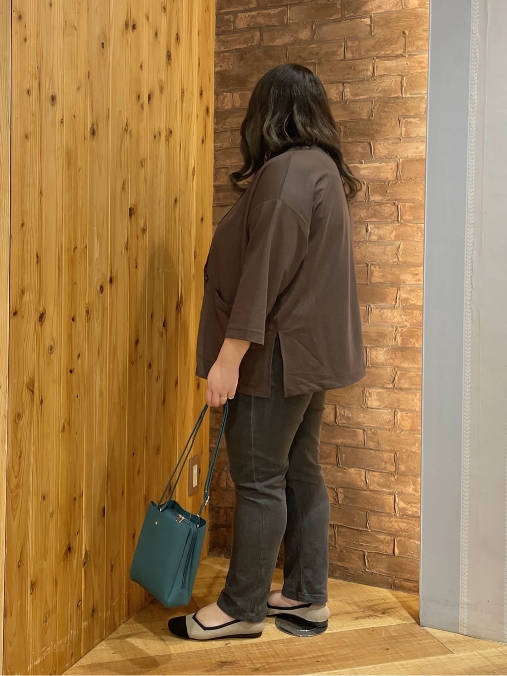 Risaさんの「SHOO･LA･RUE｜【高レビュー/SS-LL/美脚シルエット】自然に体型カバー イージーデニム テーパードパンツ」を使ったコーディネート