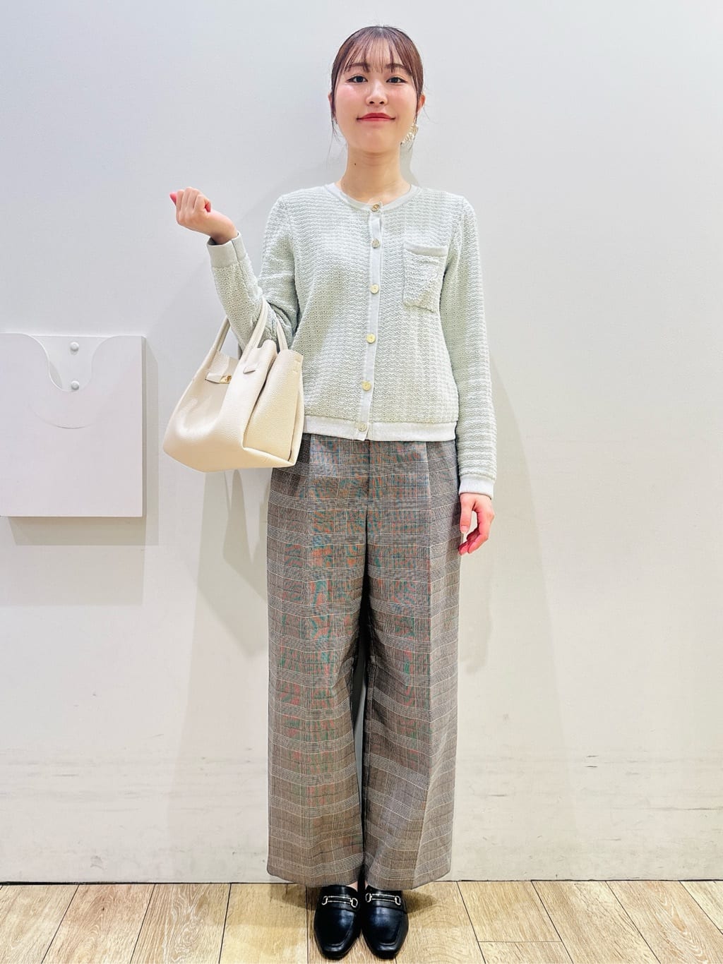 MOMOさんの「index｜ロゴ刺繍クルーカーディガン【洗濯機洗い可】」を使ったコーディネート