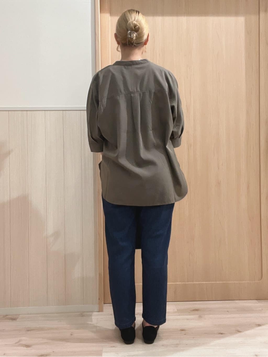 らこさんの「SHOO･LA･RUE｜【S-LL/洗濯後しわになりにくい】コットン風 前あきドルマンブラウス」を使ったコーディネート