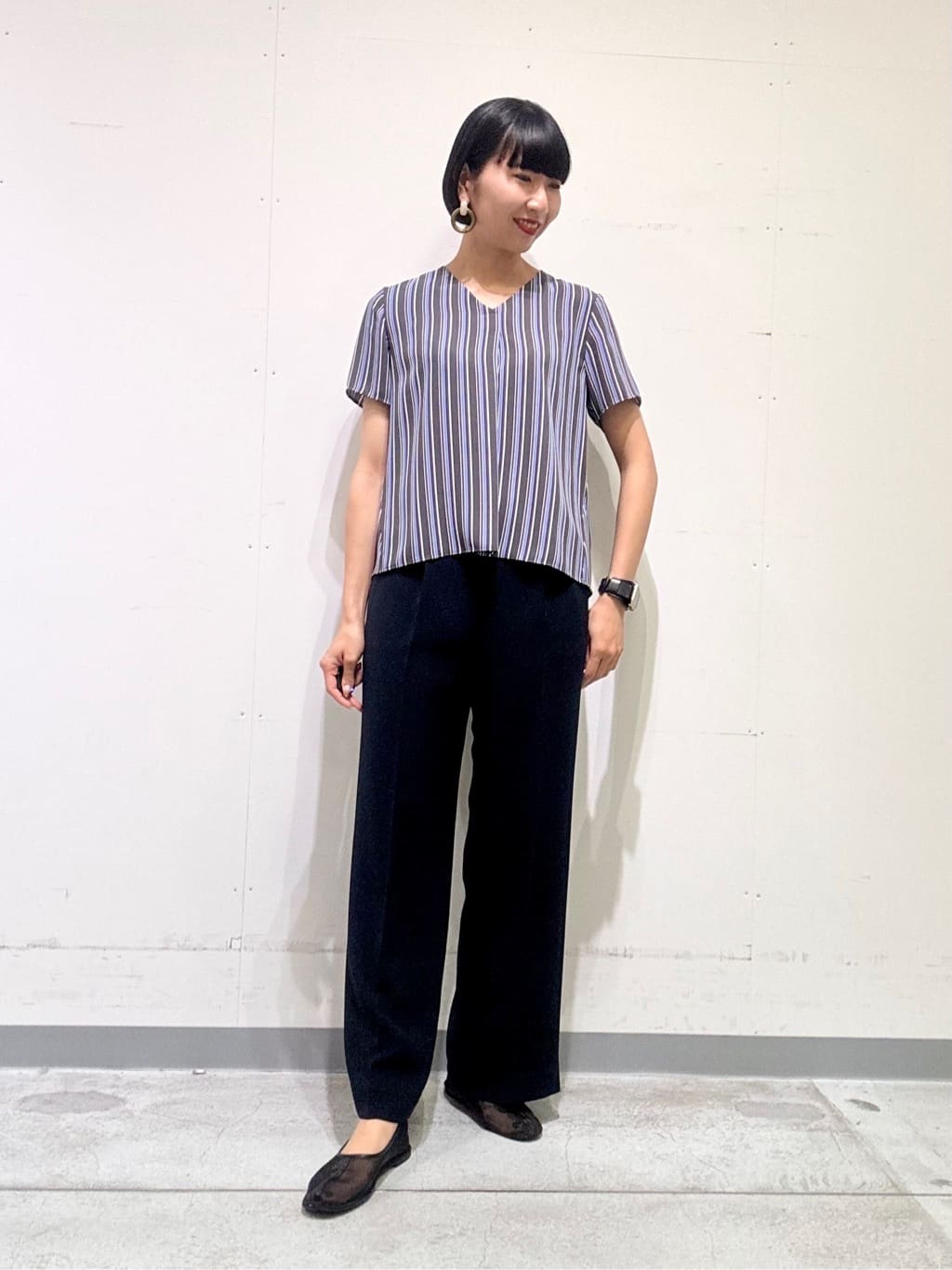naoさんの「INDIVI｜【洗える／通勤】無地＆マルチストライプ柄Vネックブラウス」を使ったコーディネート