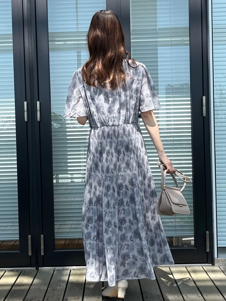 はばさんの「Couture brooch｜【二の腕カバー・楽ちん・通勤】シフォンプリーツワンピース」を使ったコーディネート