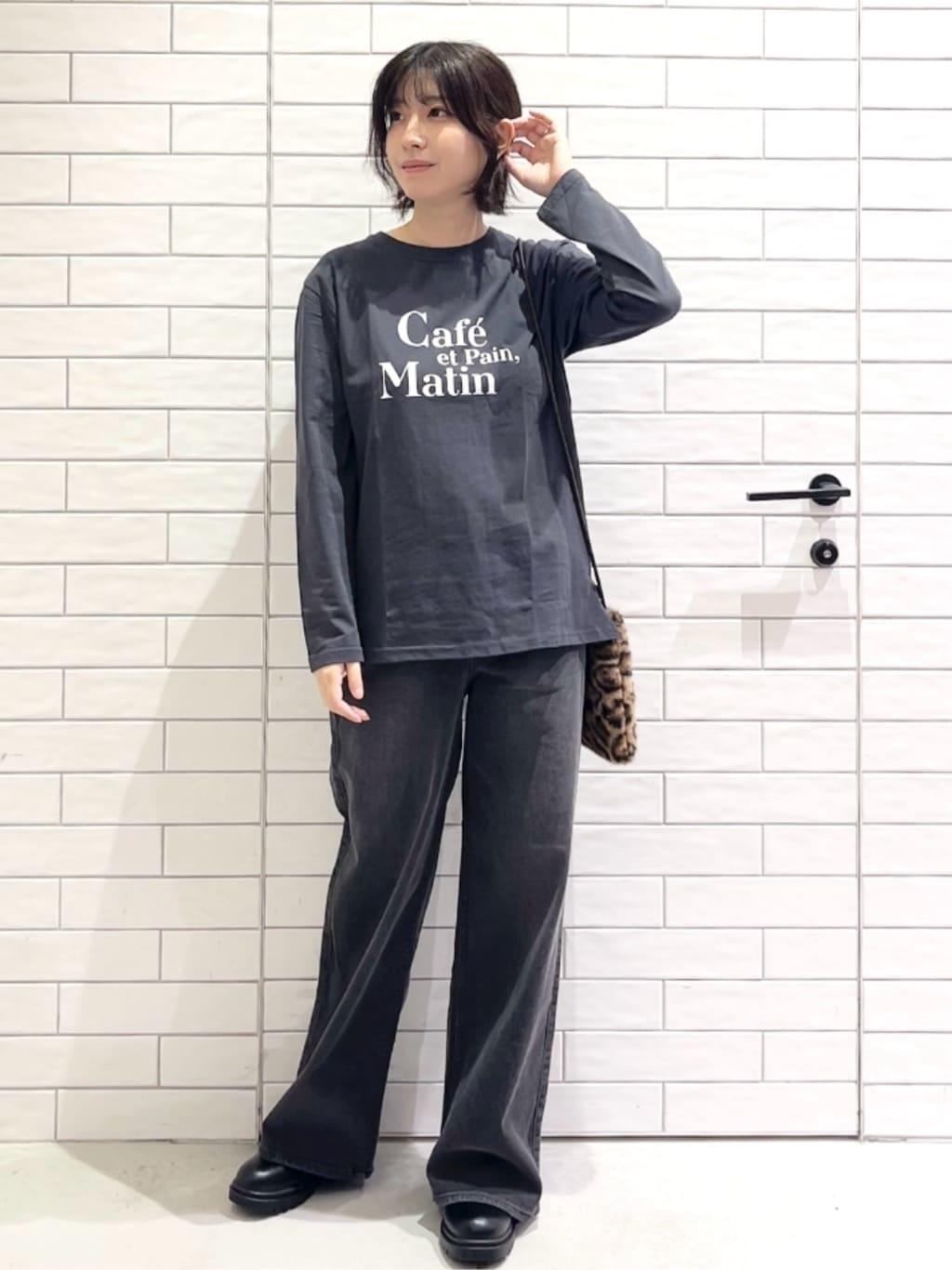しおりさんの「OPAQUE.CLIP｜ロングロゴTシャツ【洗濯機OK】」を使ったコーディネート