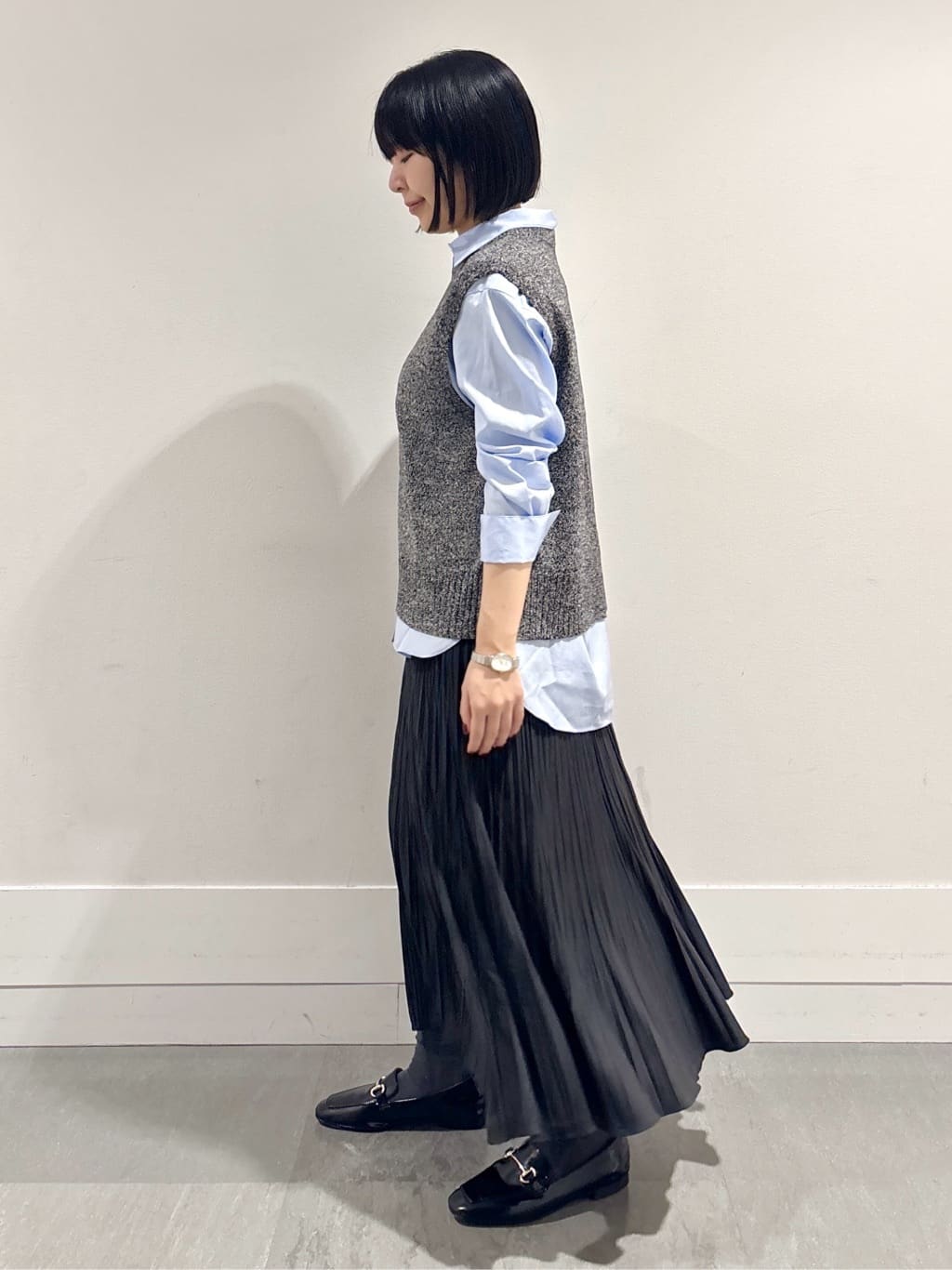 モエカさんの「UNTITLED｜【重ね着レイヤードに】杢調ニットベスト」を使ったコーディネート