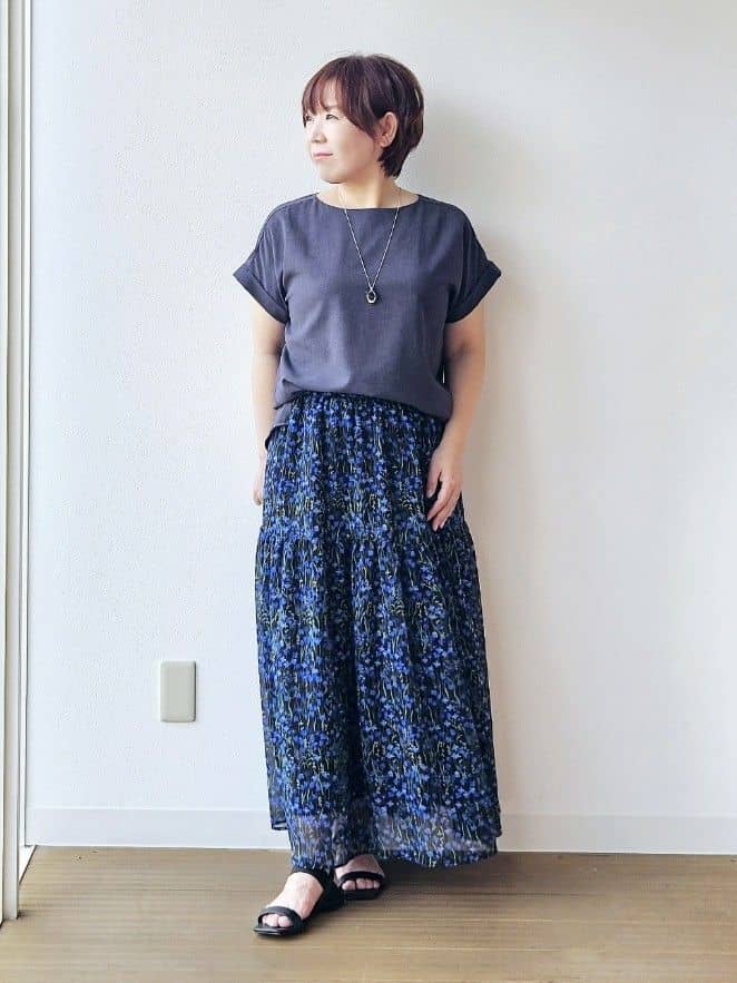 やじまさんの「UNTITLED｜【秋映え柄/セットアップ可能】フラワーシフォンスカート」を使ったコーディネート