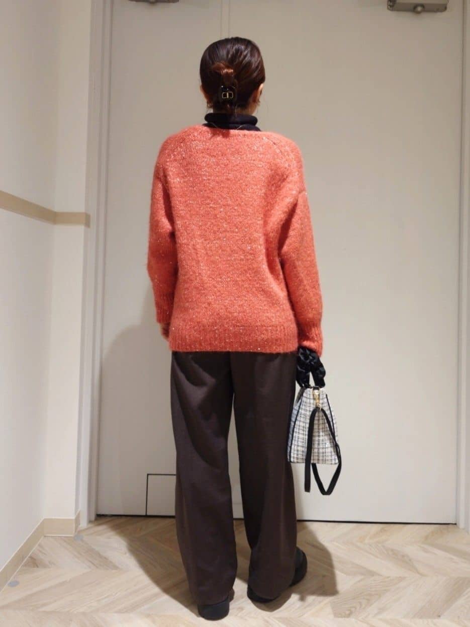 Reiさんの「SHOO･LA･RUE｜【洗濯機可/S-LL】上品にキラリと華やぐ スパンコールニット」を使ったコーディネート