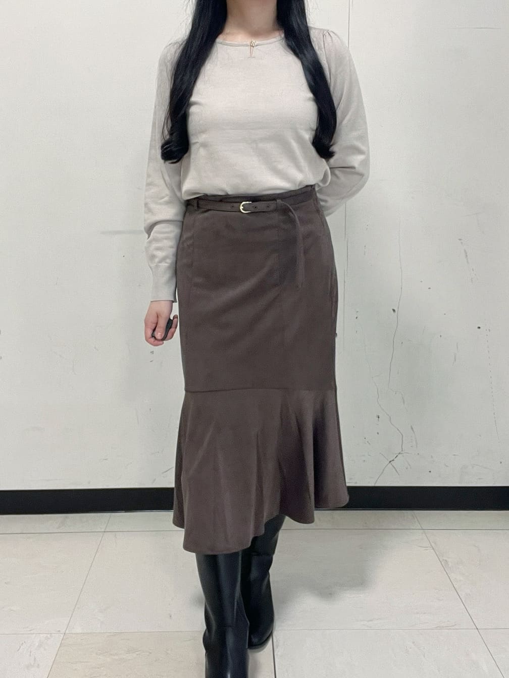 Hitomiさんの「index｜パール調パーツ付きクルーネックニット【洗濯機OK】《8col／XS～3L》」を使ったコーディネート