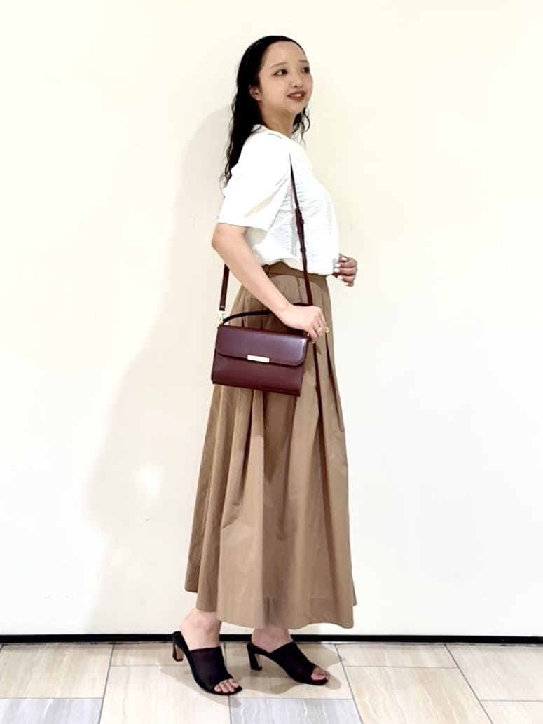 YUKAさんの「UNTITLED｜【吸水速乾/ストレッチ/Vネック】フォルムスリーブ ブラウス」を使ったコーディネート