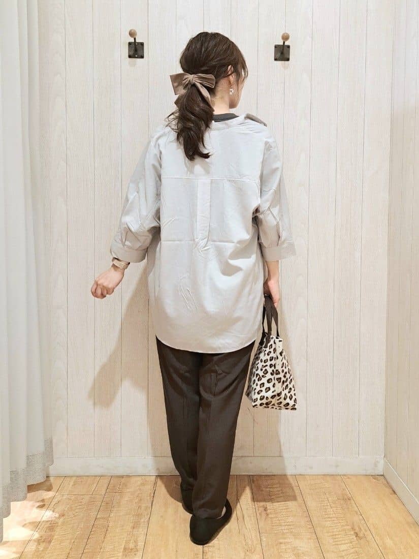 SAKIさんの「SHOO･LA･RUE｜【S-LL/洗濯後しわになりにくい】コットン風 前あきドルマンブラウス」を使ったコーディネート