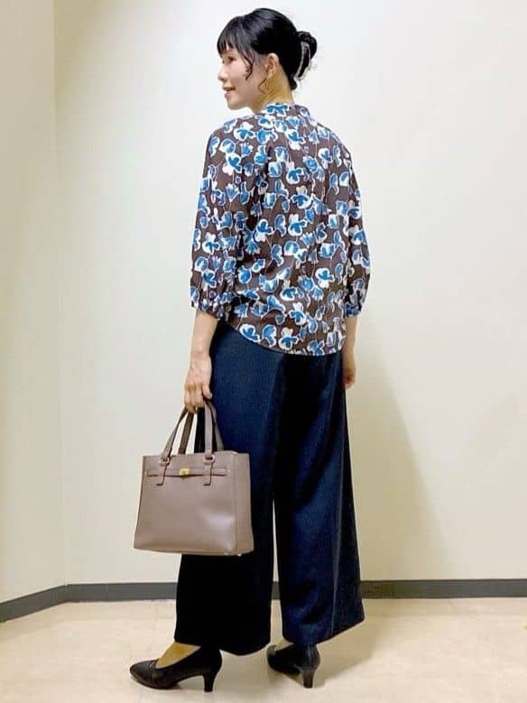  beni_gingerさんの「Reflect｜【ジャケットのインナーにおすすめ◎】花柄タックデザインブブラウス」を使ったコーディネート