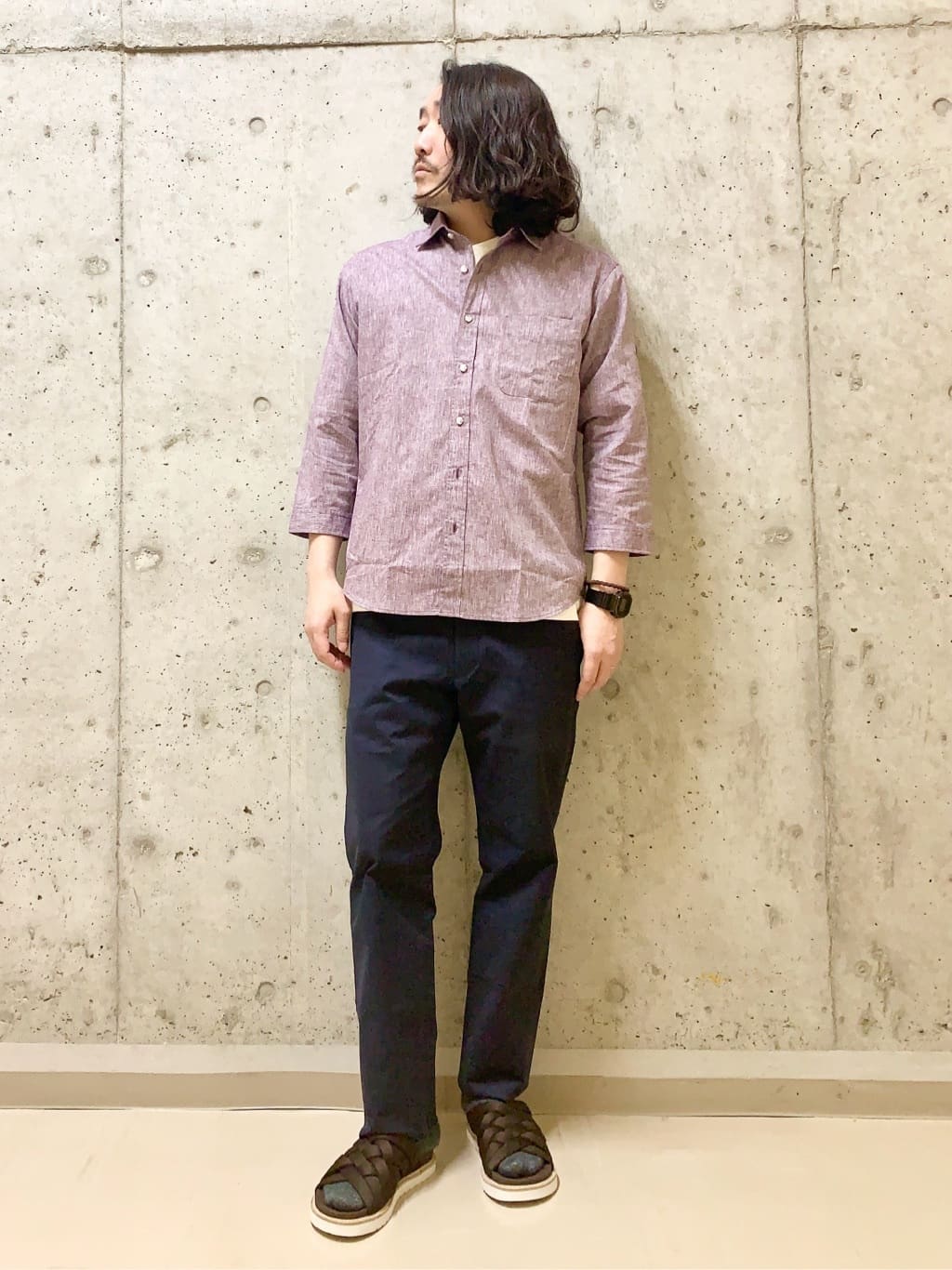 木村剛さんの「TAKEO KIKUCHI｜【全7サイズ&times;8色展開！】トップマルチヘリンボン パンツ」を使ったコーディネート