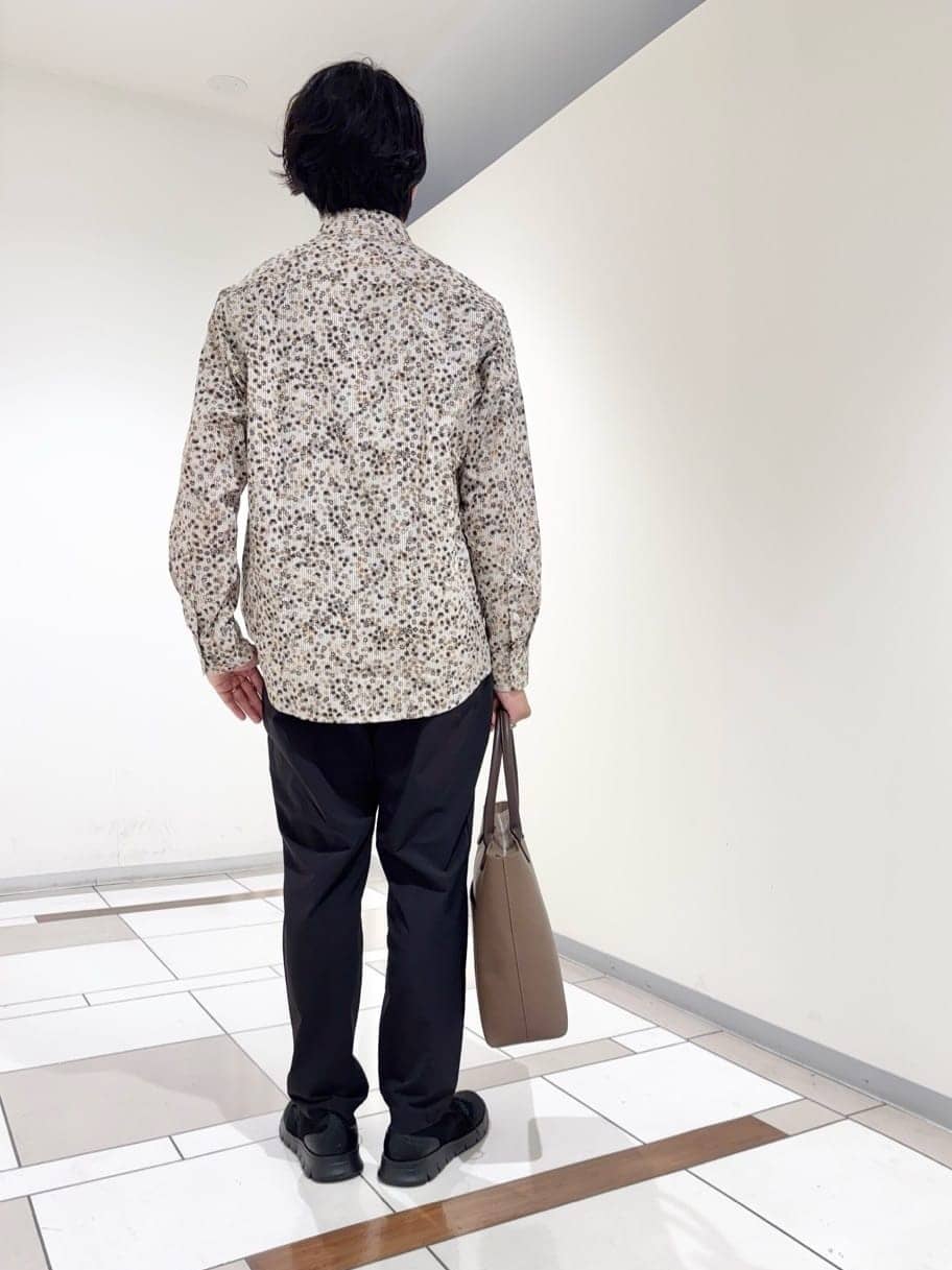 及川さんの「TAKEO KIKUCHI｜ストライプ小花 長袖シャツ」を使ったコーディネート