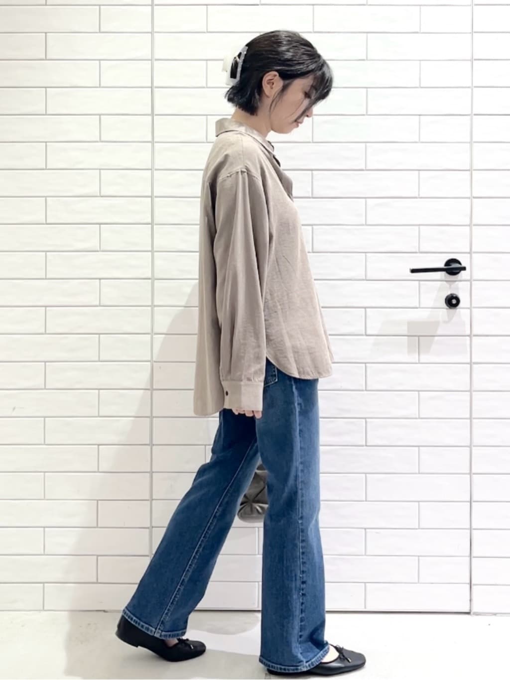しおりさんの「OPAQUE.CLIP｜スエードライクシャツ【洗濯機OK】」を使ったコーディネート