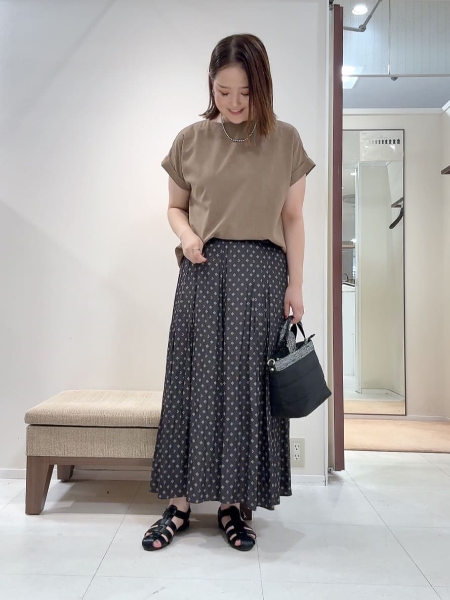 YUIさんの「UNTITLED｜【セットアップ可/はっ水/通勤】リラククール 半袖ブラウス」を使ったコーディネート