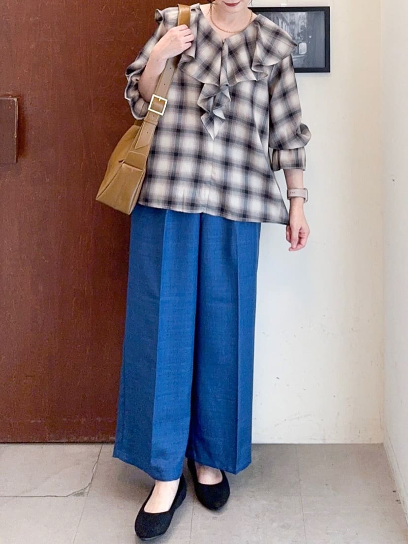 𝐇𝐢𝐫𝐨𝐦𝐢さんの「SHOO･LA･RUE｜【S-LL】1枚で華やか チェック柄フリルブラウス」を使ったコーディネート