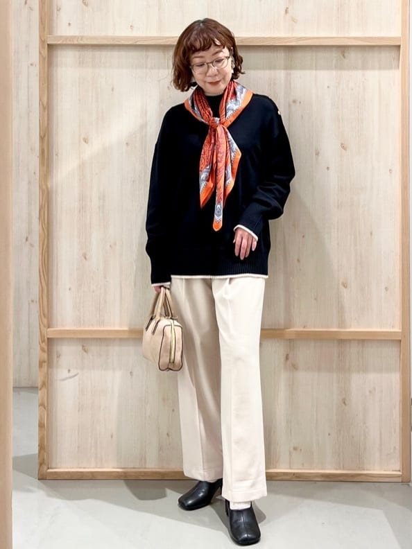 nakoさんの「THE SHOP TK｜【インしないで着られる】金ボタン ハイネックニット/毛玉になりにくい/静電気防止/洗濯機OK」を使ったコーディネート