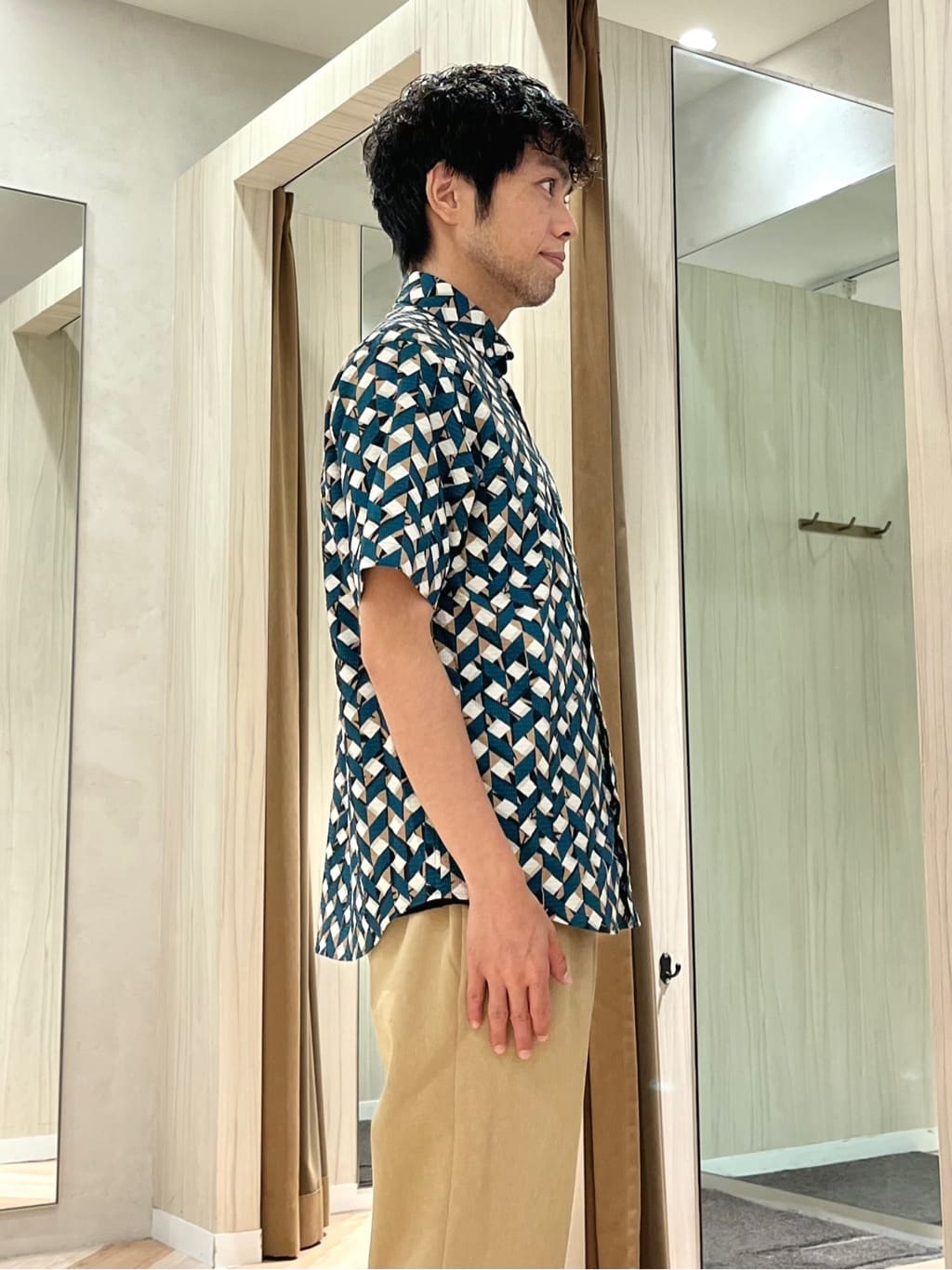 URAさんの「TAKEO KIKUCHI｜【COOL CITY WEAR】籠目アート柄 サッカーシャツ /通気性」を使ったコーディネート