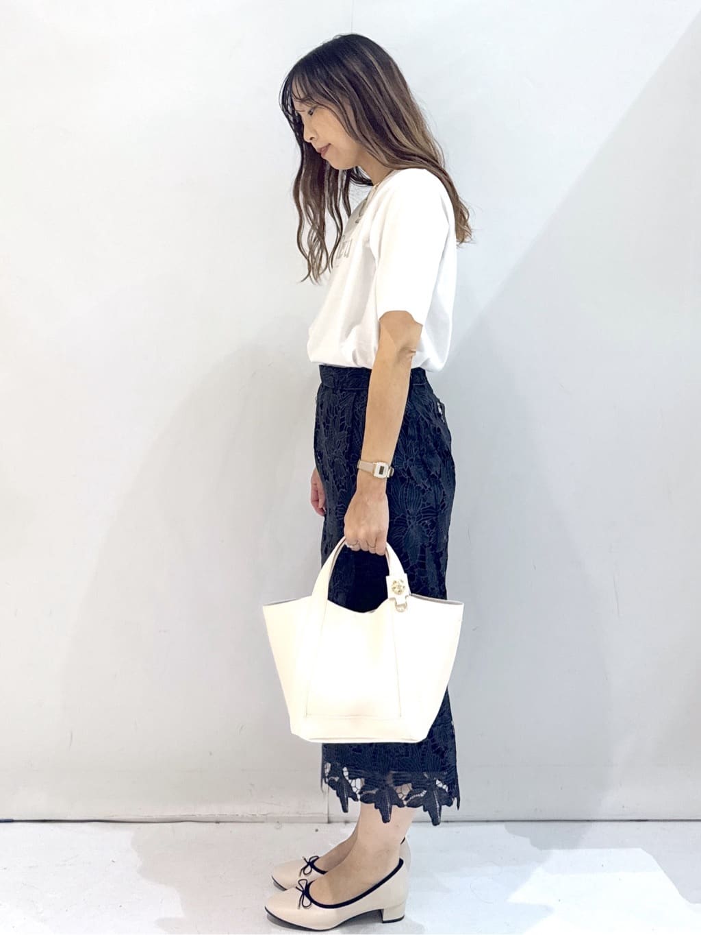 hirokoさんの「OPAQUE.CLIP｜スパンコール刺繍ロゴTシャツ【洗濯機洗い可／接触冷感／UVケア】」を使ったコーディネート