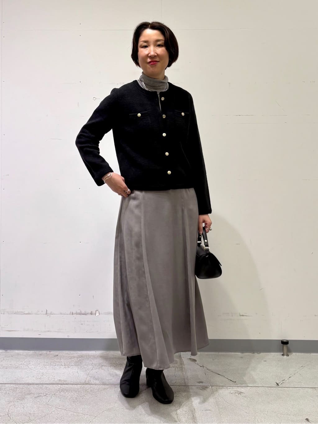 yuriさんの「INDIVI｜【UVケア／セットアップ可能】スエード調サテンスカート」を使ったコーディネート