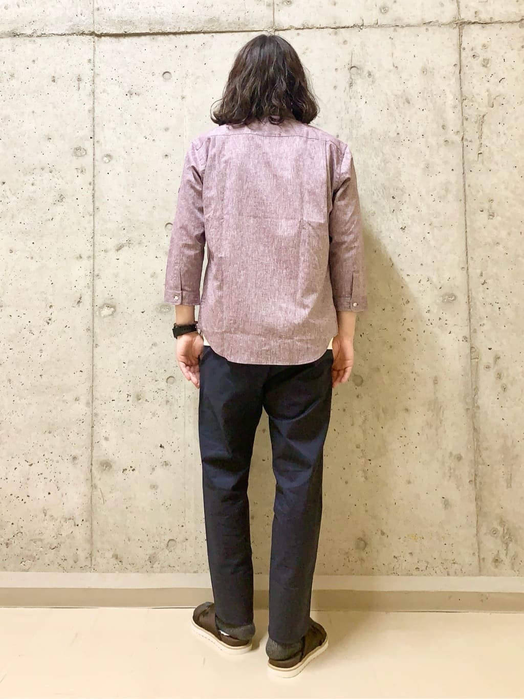 木村剛さんの「TAKEO KIKUCHI｜【全7サイズ&times;8色展開！】トップマルチヘリンボン パンツ」を使ったコーディネート