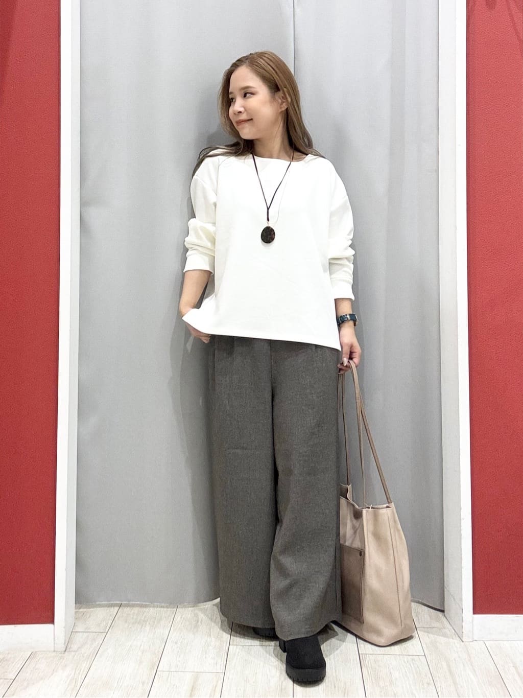 shioさんの「SHOO･LA･RUE｜【S-LL】大人のデイリースタイルに お袖タック フェイクパール付きトップス」を使ったコーディネート