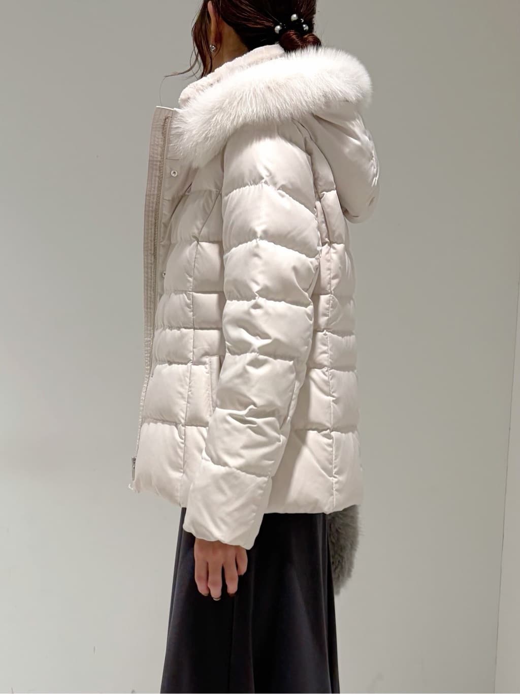 shioriさんの「INDIVI｜【名品／撥水／抗菌防臭】ショート丈リサイクルダウンコート」を使ったコーディネート