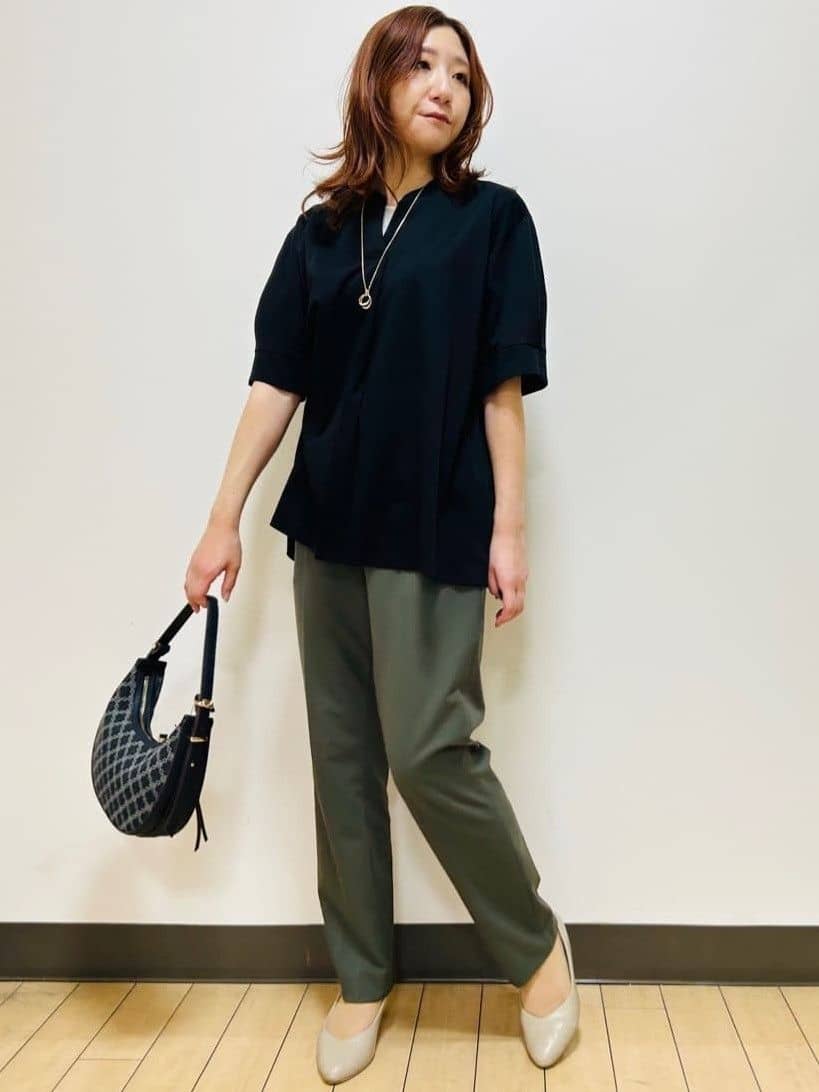 miiiさんの「Reflect｜【すっきり見え！長め丈／マシンウォッシュ可】スキッパーネックジャージトップス」を使ったコーディネート