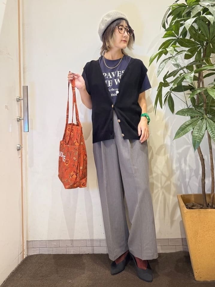 misakiさんの「SHOO･LA･RUE｜【S-LL】ゴールドボタンが上品 大人のニットベスト」を使ったコーディネート