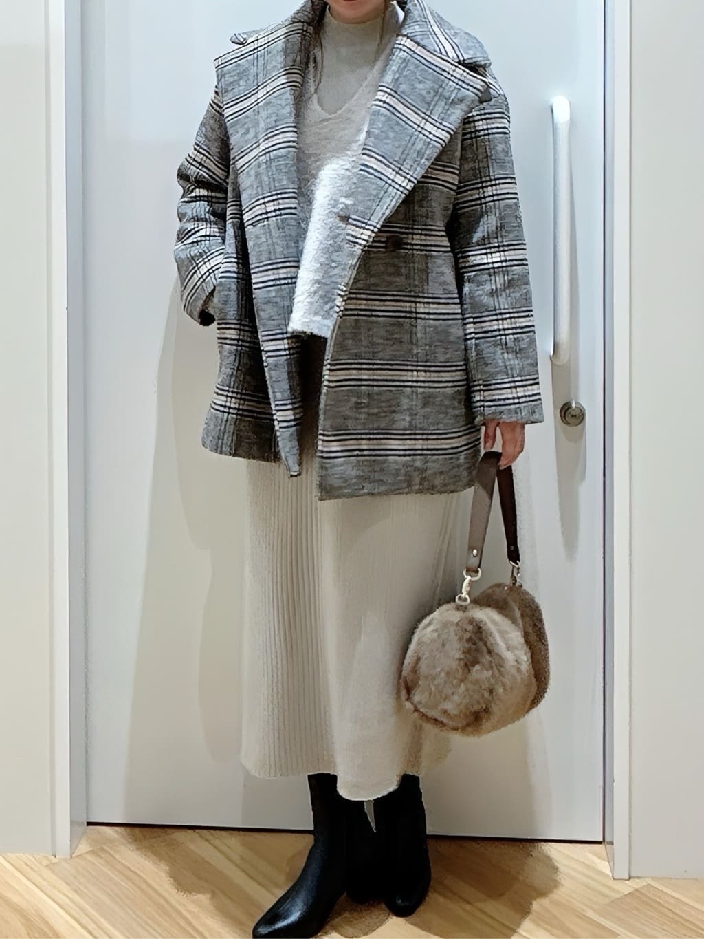 みいさんの「grove｜【2点SET/体型カバー】一枚で決まる、ペプラムベスト&times;ニットワンピース」を使ったコーディネート
