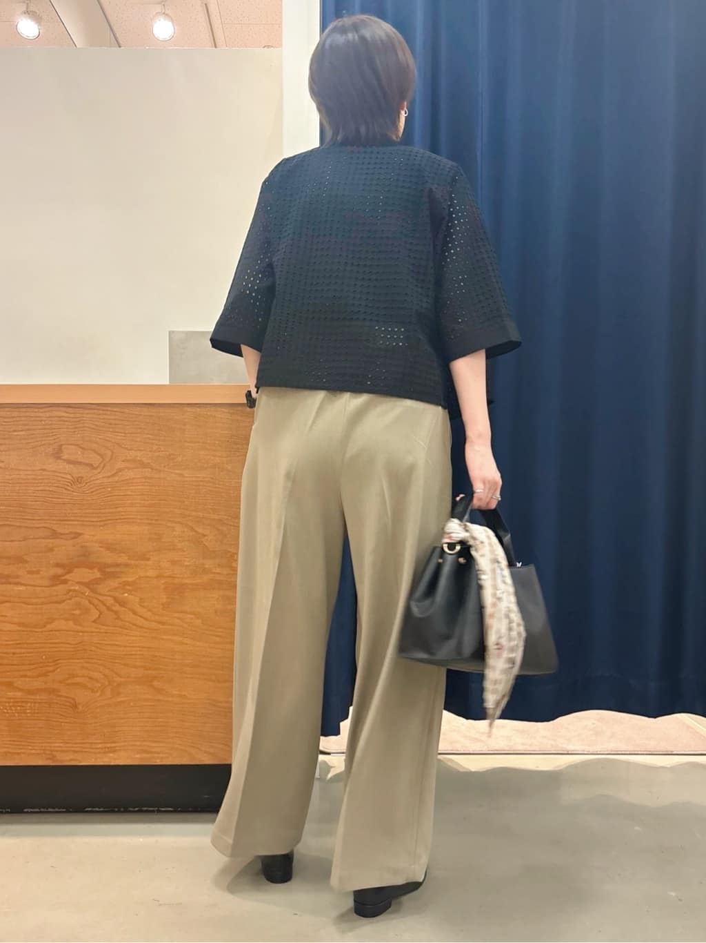しばさんの「THE SHOP TK｜5分袖レース刺繍コットンシャツ」を使ったコーディネート