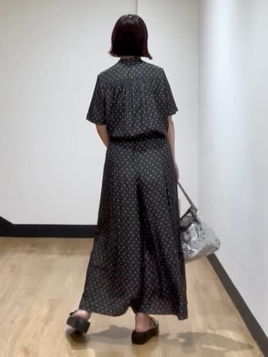 MIKIKOさんの「UNTITLED｜【セットアップ可/リラクシー/通勤】スクエアジオメ柄ブラウス」を使ったコーディネート