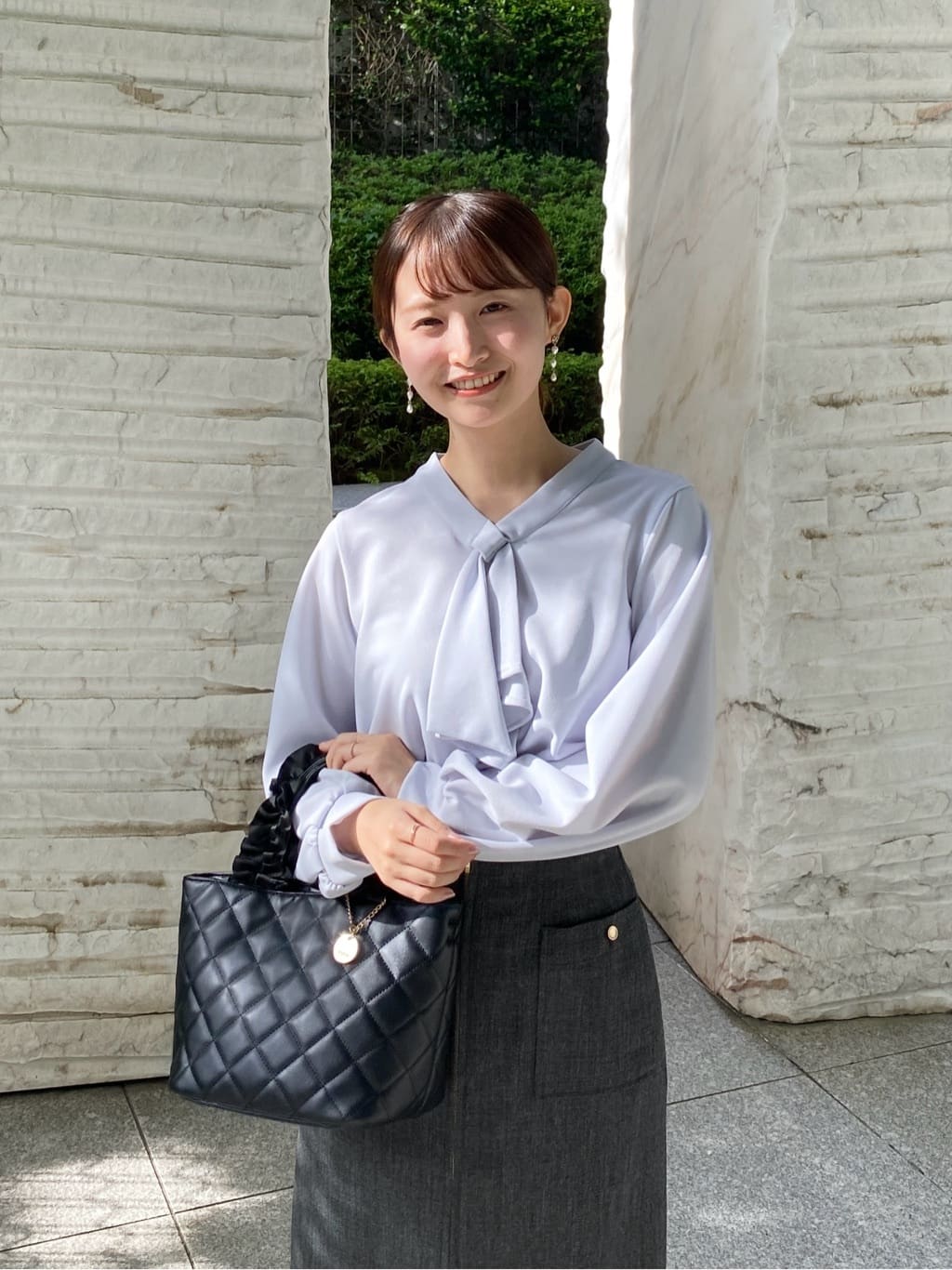 みさかさんの「index｜ボウタイフリルトップス【洗濯機OK／ストレッチ／イージーアイロン／防シワ】《S～3L》」を使ったコーディネート