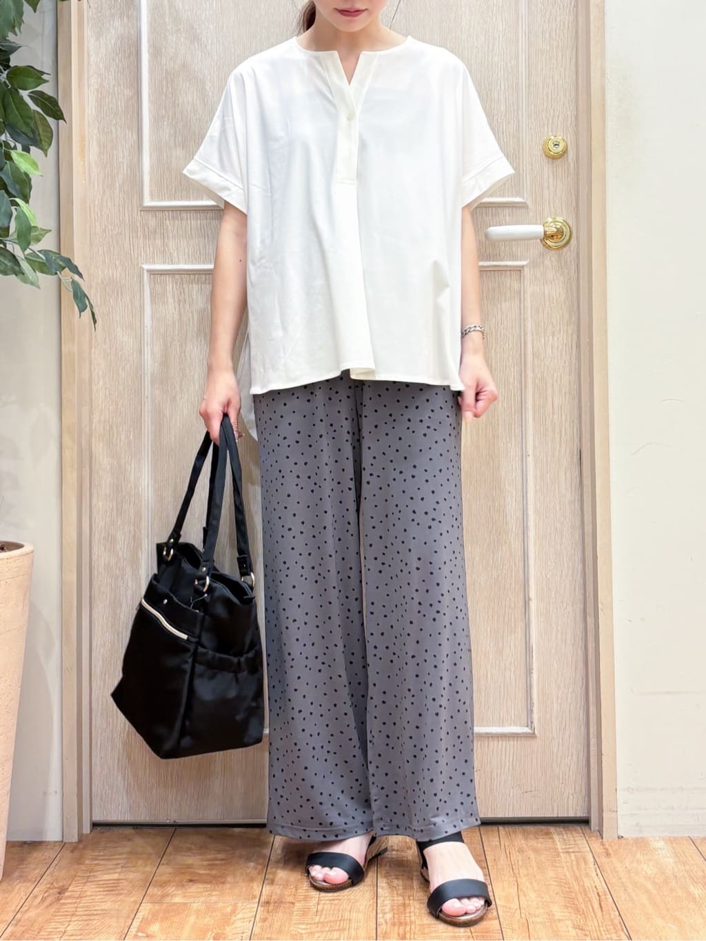 なみさんの「SHOO･LA･RUE｜【S-LL】さらりとしたタッチが上品見え ワンボタンデザイン トップス」を使ったコーディネート
