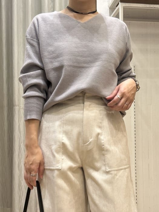 ga_riさんの「THE SHOP TK｜【すっきりシルエットが叶う】大人のためのVネックニット/毛玉になりにくい/静電気防止/洗濯機OK」を使ったコーディネート