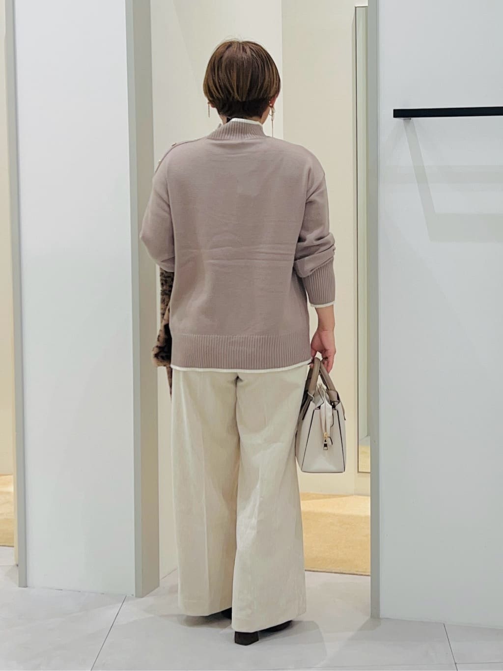 タナさんの「THE SHOP TK｜【インしないで着られる】金ボタン ハイネックニット/毛玉になりにくい/静電気防止/洗濯機OK」を使ったコーディネート