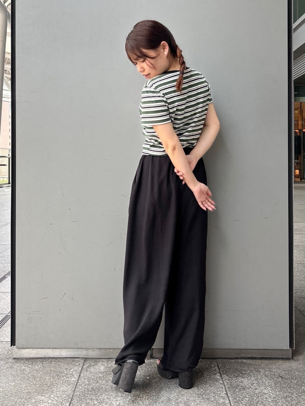 まっきーさんの「ESPERANZA｜ミニバックルコルクヒールミュール」を使ったコーディネート